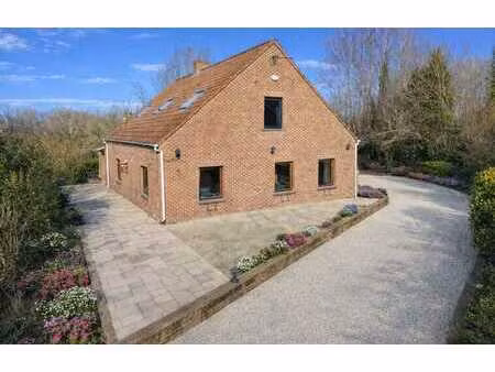 villa dans un écrin de verdure dans une rue calme de jurbise