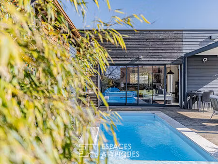 plain-pied contemporain en bois ouvert sur jardin et piscine