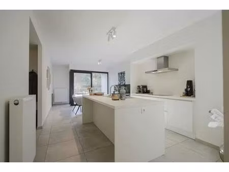 lichtrijk energiezuinig appartement met terrassen en parking