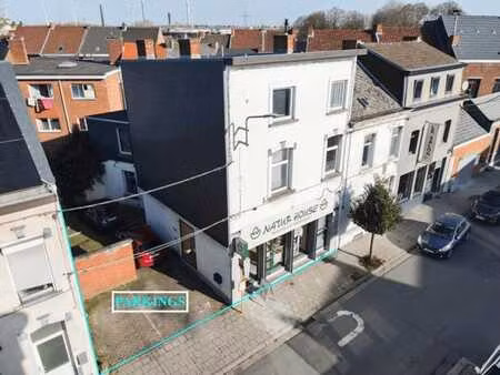 immeuble de rapport loué : 1 commerce + 2 appartements