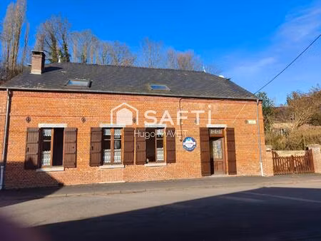 maison en brique avec hangar et terrain