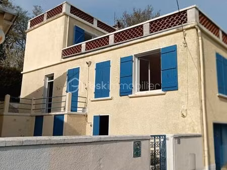 maison au charme d'époque avec doubles terrasses et jardin arborée