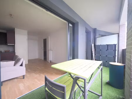 coup de coeur garanti ! grand studio meublé avec loggia résidence récente proche métro !