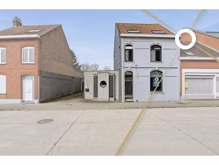instapklare halfopen woning met garage  tuin en 3 slaapkamers in de dorpskern van nieuwker