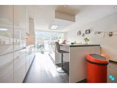 compleet gerenoveerde ééngezinswoning met 3 slaapkamers en gezellige tuin