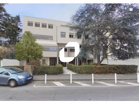 a vendre  au pied du rer a