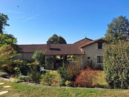 bel ensemble immobilier avec 1 gite ou maison d'amis  piscine  au calme et sans vis à vis