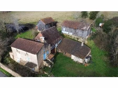 petit corps de ferme à restaurer sur plus de 3 ha de terrain.
