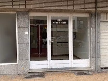 gesloten garagebox met elektriciteit en verlicht.