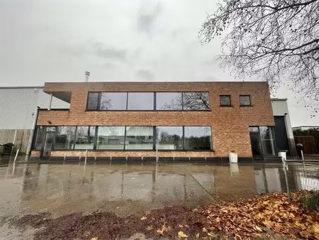 gemengd gebouw met ruime loft appartement en loods van 400 m² te lokeren.