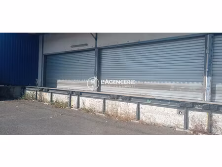 entrepôt avec 3 quais de chargement  1 000 mètres carrés