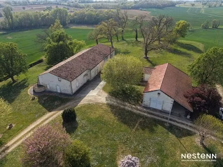 a vendre maison en pierre de plain-pied de 142 m² avec 305 m² de dépendances à la...