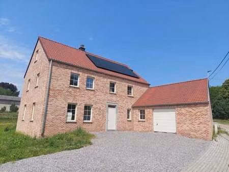 belle maison 4 façades dans un endroit calme.