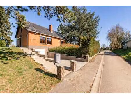 endroit très calme  maison 4 façades sur 22 ares !