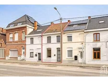 maison 2 facades et beau potentiel!