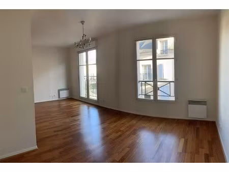 f2 avec ascenseur et parking plein centre ville d'etampes