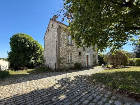 a vendre. maison à rénover sur un grand terrain arboré.
