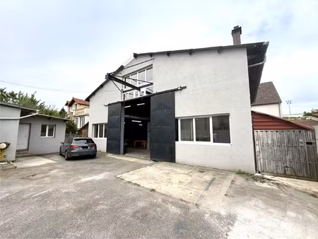 entrepôt stockage avec annexes et parkings