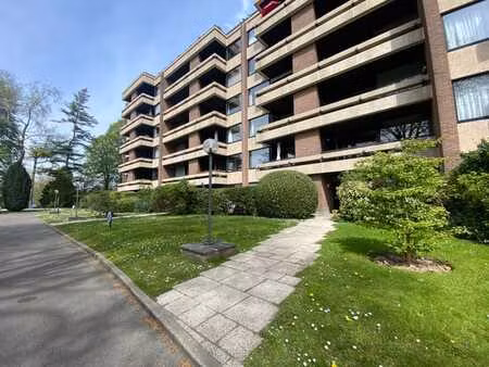 appartement 2 chambres  un parking  situé dans un parc
