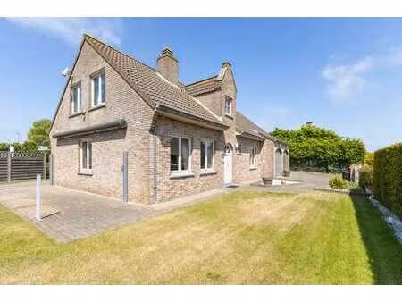 maison ouverte avec grand jardin ensoleillé