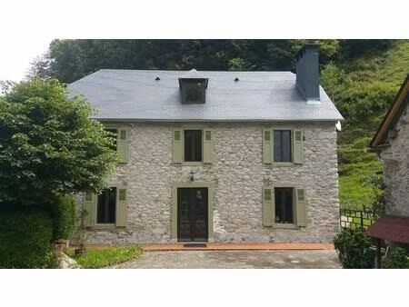 authentique maison en pierre de 1900 avec sources privées  rivière et 2 hectares dans les.