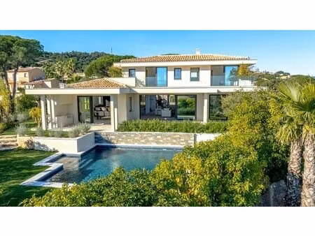 jardin balayé par la mer et piscine privée — une villa ensoleillée au-dessus de...