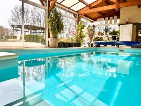 maison d’architecte 163 m² – 4 chambres – piscine couverte – dépendances – terrain arboré 
