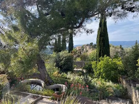 maison de village à vendre à ménerbes avec un jardin arboré  une piscine  un garage et une