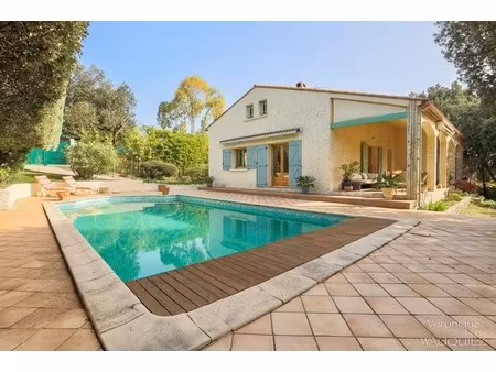 villa familiale avec piscine – un écrin de verdure rare à proximité des commodités