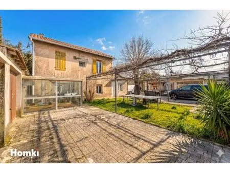 villa avec jardin et dépendances