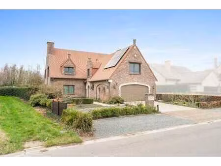 villa avec 5 chambres et 3 salles de bains.