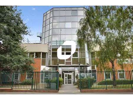 a vendre  batiment independant avec aire de livraison