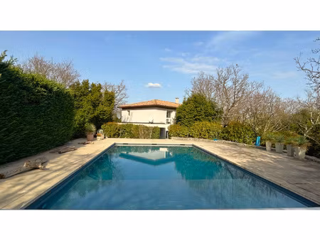 belle propriété de 286 m2 en plein coeur de saint martin de l