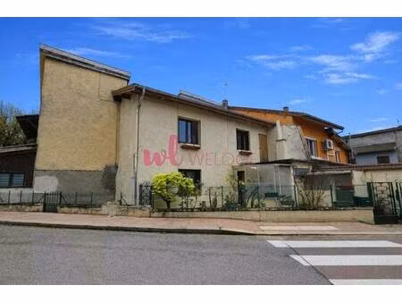 maison de village avec cour – 2 grandes chambres  jardin et grand garage à proximité