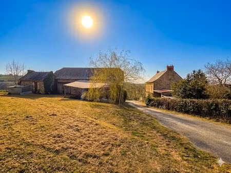 ancien corps de ferme en pierres dans un environnement calme isolé