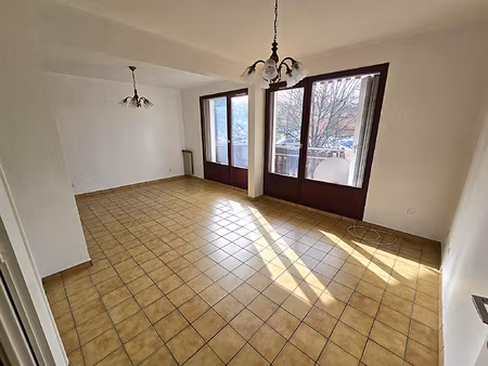 appartement 4 pièces lumineux et traversant exposé sud.