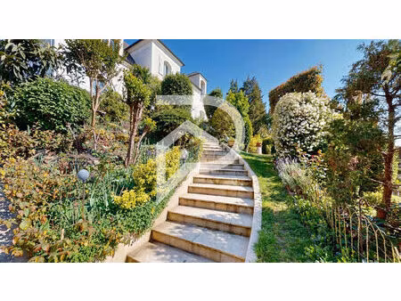 propriété d'exception de 9 pièces aux volumes généreux de 231m2 à l'etang la ville