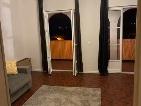 grand studio rénové avec balcon parking et cave