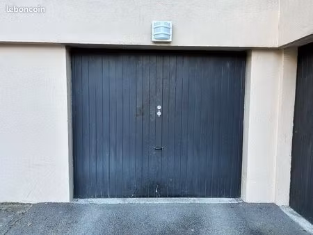 place dans garage ferme à louer à l année