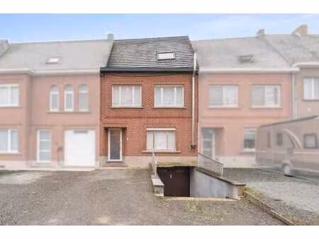 maison à finir avec 3 chambres et jardin