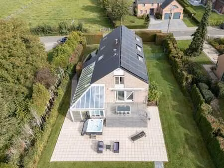 villa avec piscine intérieure  cadre prisé et calme.