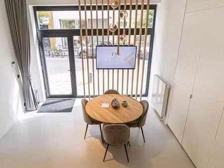 quartier sptéphanie. superbe bureau rénové avec terrasse