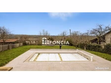 sauveterre-de-rouergue - cadre privilégié pour cette maison t6 avec piscine