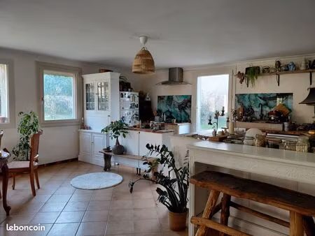 grande maison 215m2 et dépendances sur 2 hectares