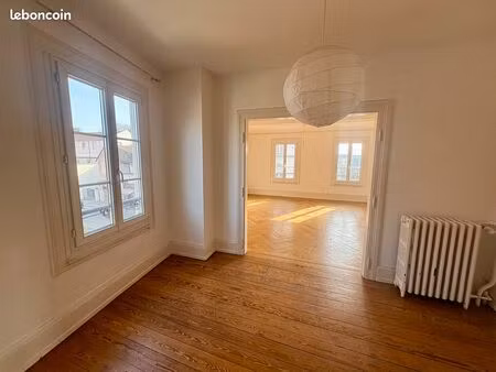 superbe t3 de caractère – 67 m² – parquet massif & belle hauteur – place de l’église