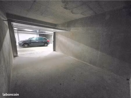 grand garage 19 m2 box fermé au centre de saint-andré-de-la-roche