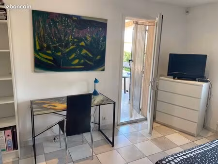 chambre à louer à l’étage d’une maison avec terrasse