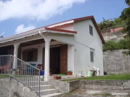 coquete maison avec des vues resplendissantes