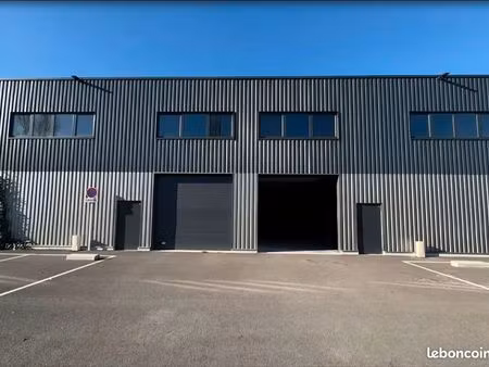 locaux d'activités/cellules de stockage individuelles de 100 m2