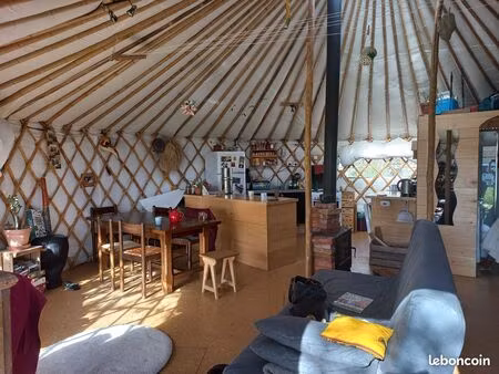 yourte contemporaine et meublée